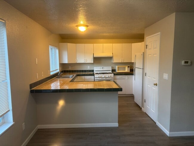 Building Photo - 3 Bedroom 3 Bath House *Move in special $1,000 off first months rent*