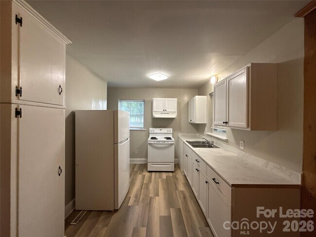 Building Photo - 2000 Weststone Dr