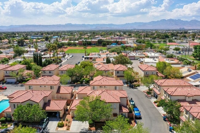Building Photo - 4 bedroom 3 bath centrally located home