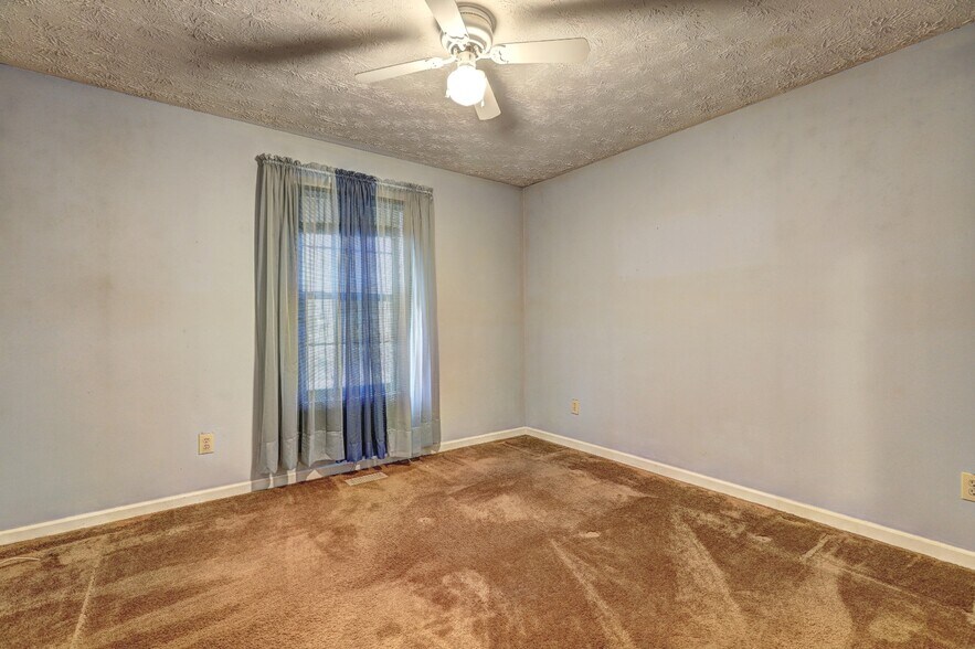 Building Photo - 503 Fayetteville Rd