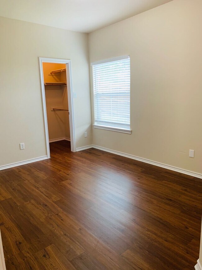 Building Photo - Charming 3/2 Duplex with Garage — No Carpet, Fenced Yard!