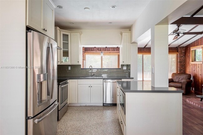 Building Photo - 9100 SW 81st Ave
