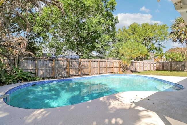 Building Photo - 2145 5th St