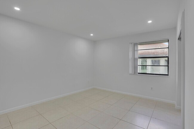 Building Photo - 315 NW 36th Ave