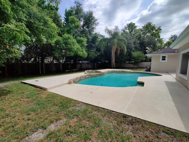 Building Photo - 615 Fox Valley Dr