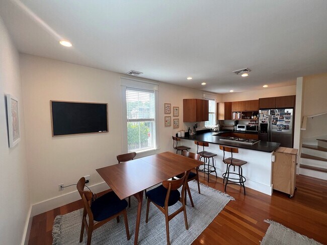 Building Photo - 44 Rockview St