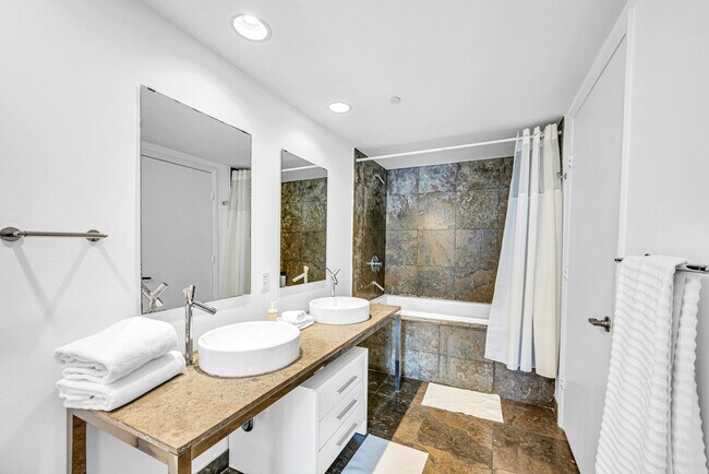 Building Photo - 485 Brickell Ave