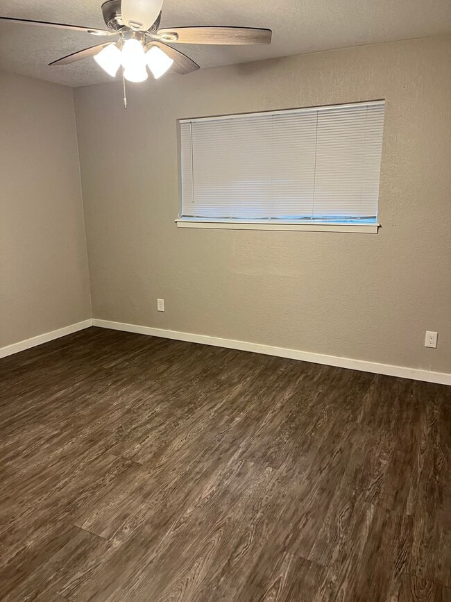 Building Photo - COMING SOON : 2 Bedroom 1 Bath Triplex | B...