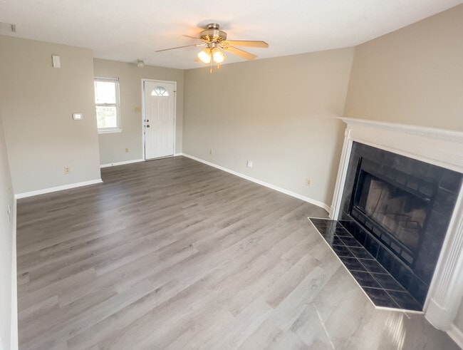 Building Photo - Newly Renovated Noblesville Home