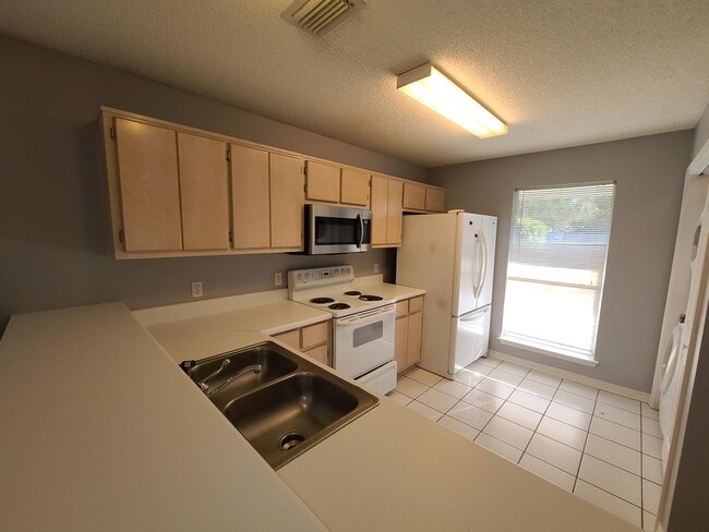 Building Photo - 2787 Bay Club Dr