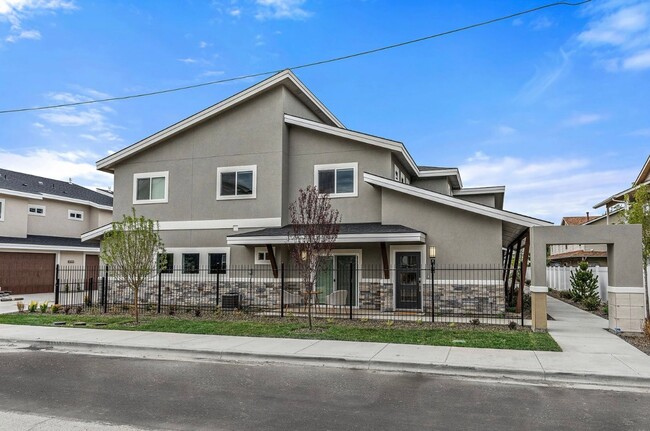Building Photo - Boise 3 Bed 2.5 Bath 2 Car Garage Townhome AVAILABLE NOW!  $500 RENT CREDIT AT MOVE IN!