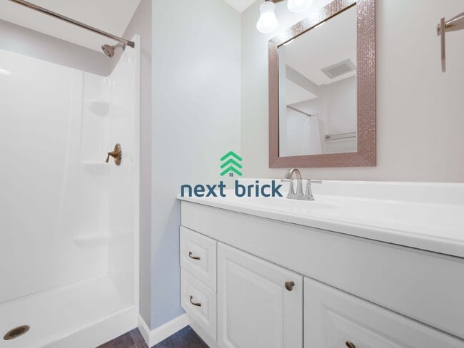 Building Photo - Beautiful 5-Bed Single-Family Home in Prime Kirkland Location!