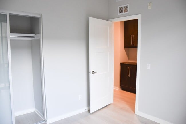 Building Photo - 507 W Maple Ave