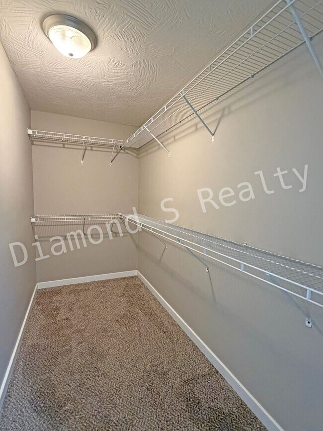 Building Photo - Stunning 3 Bedroom / 2 Bath Home in Nixa A...