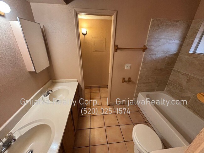 Building Photo - 2131 N Margaret Ave