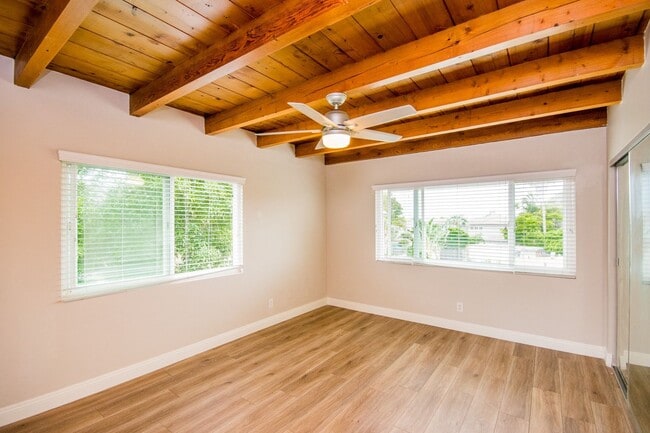 Building Photo - Amazing 2 Bedroom Only a Block from the Be...