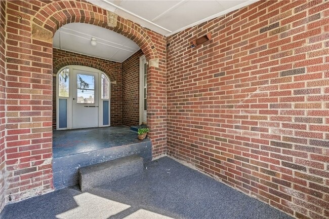 Building Photo - 1060 S Hermitage Rd