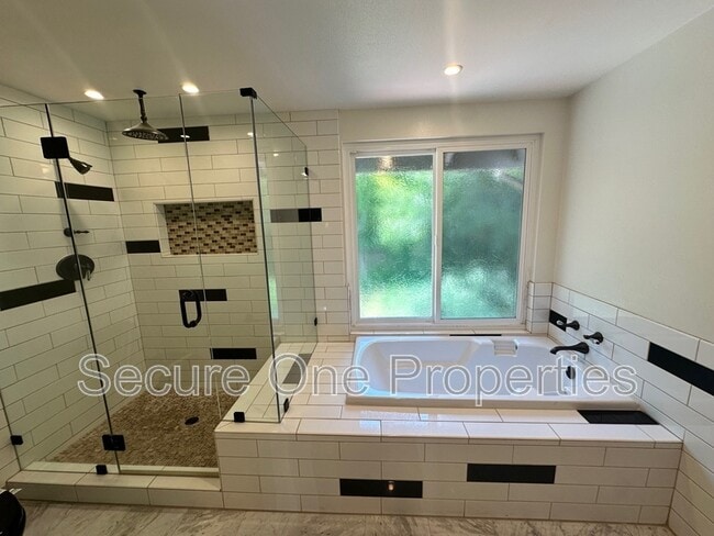 Building Photo - 4671 Club View Dr