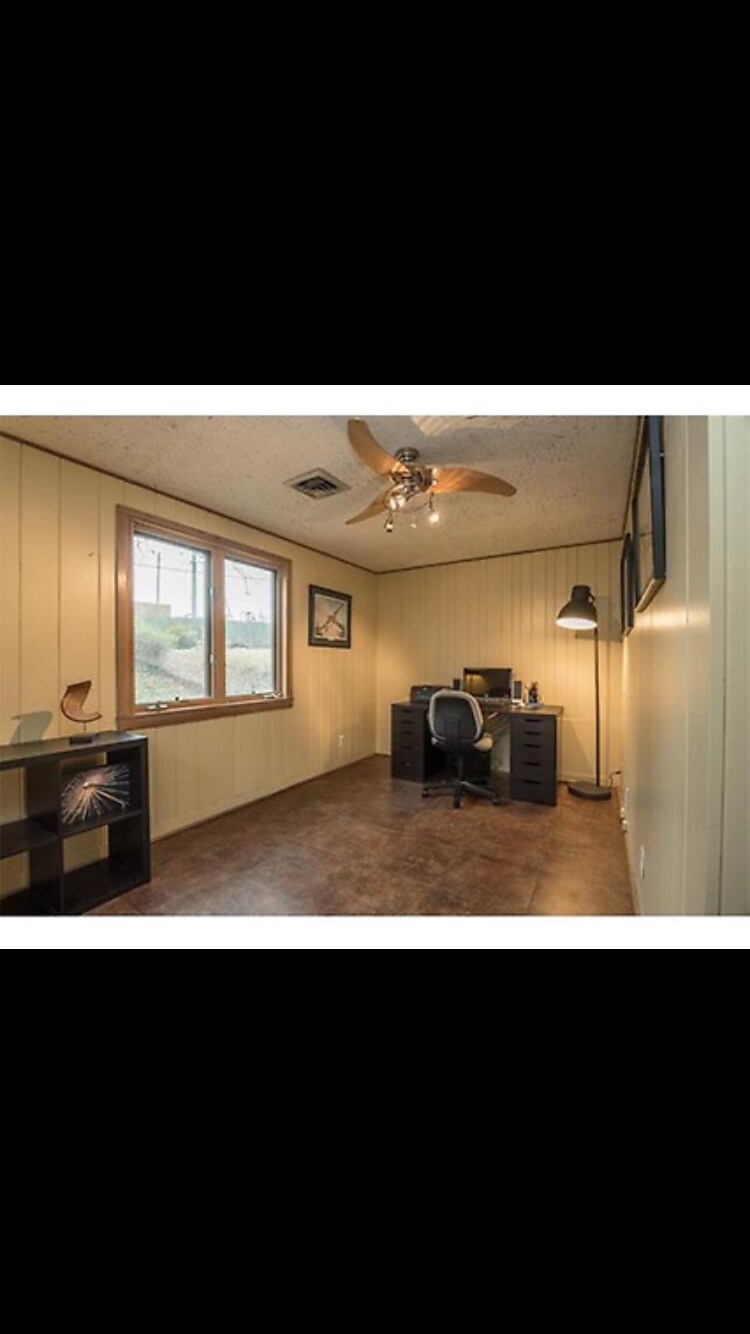 Building Photo - 2711 W 71st Terrace