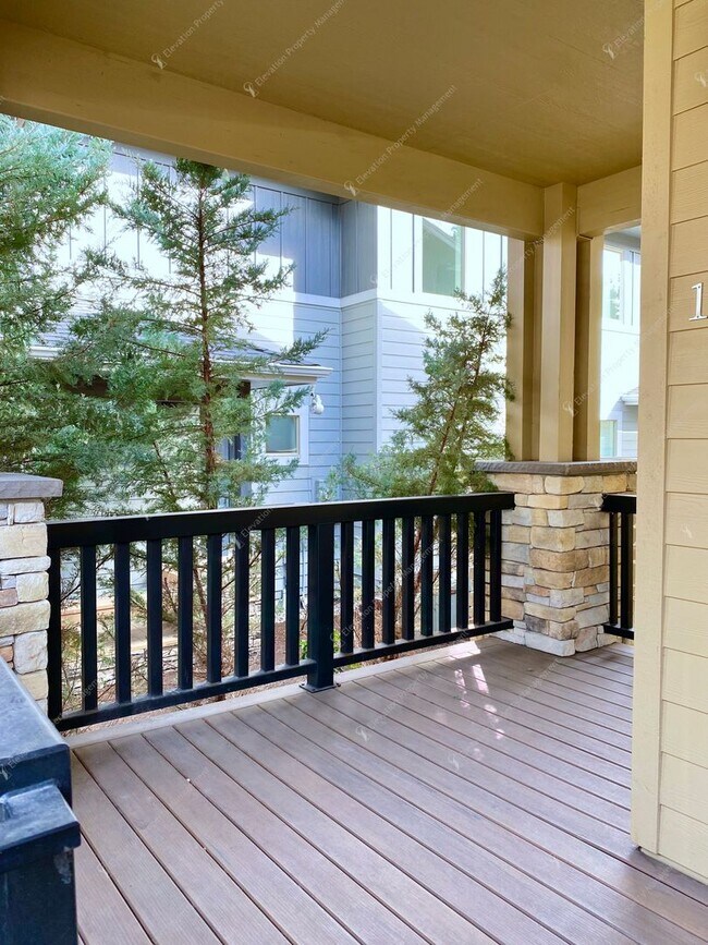 Building Photo - Designer-Finished Townhome Near COCC & NWX