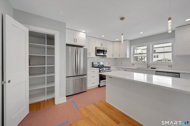 Building Photo - 20 Bouton St