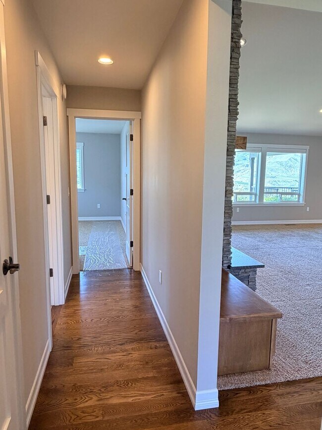 Building Photo - Luxury, golf course living with VIEWS! 3+ bed, 3 bath, three car garage and so much more!