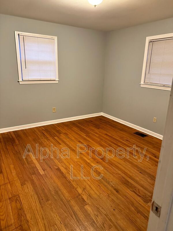 Building Photo - 605 Kenmore Dr