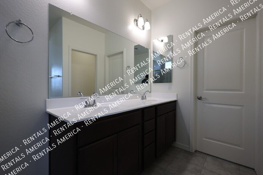 Building Photo - 1142 E Westwood Dr