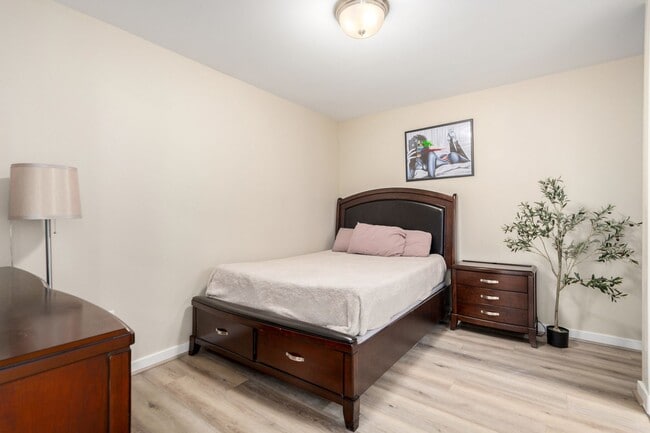 Building Photo - 4575 Dean Martin Dr