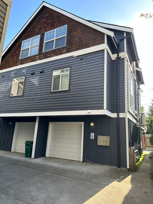 Building Photo - Modern 3 bedroom, 2.5 bathroom Townhome in Mapleleaf!