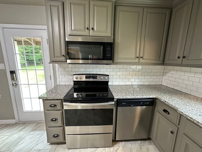 Building Photo - 2521 Sunnybrook Dr