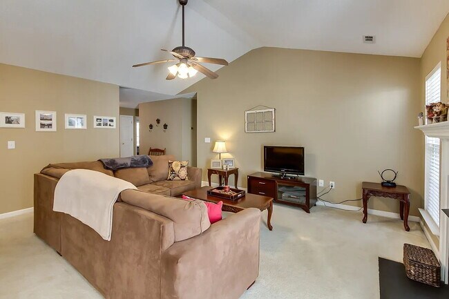 Building Photo - The perfect 3 bed, 2 bath home located in ...