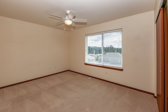 Building Photo - Spacious 4-Bedroom DuPont Home with AC