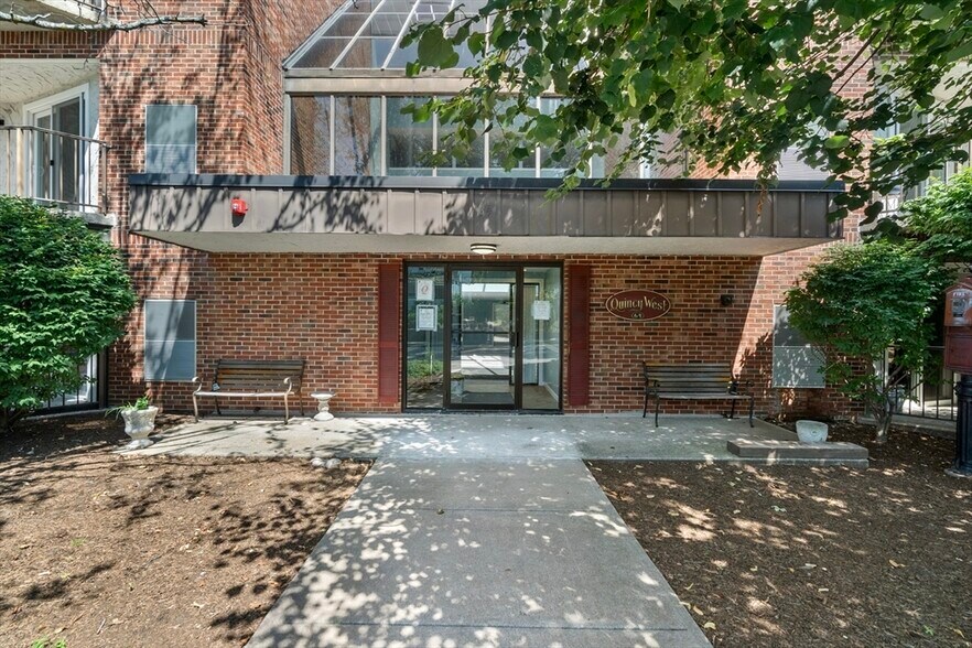 Building Photo - 64 Willard St