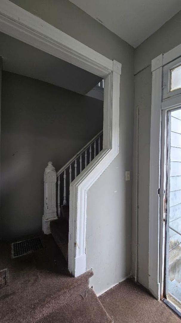 Building Photo - 2047 Lawrence Ave