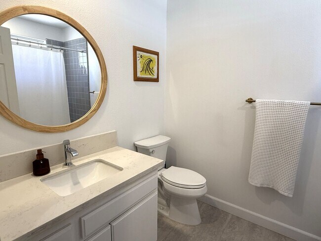 Building Photo - Multi-Level 2 bed plus bonus room townhome in South Redondo Beach – Available for 6–12 Months