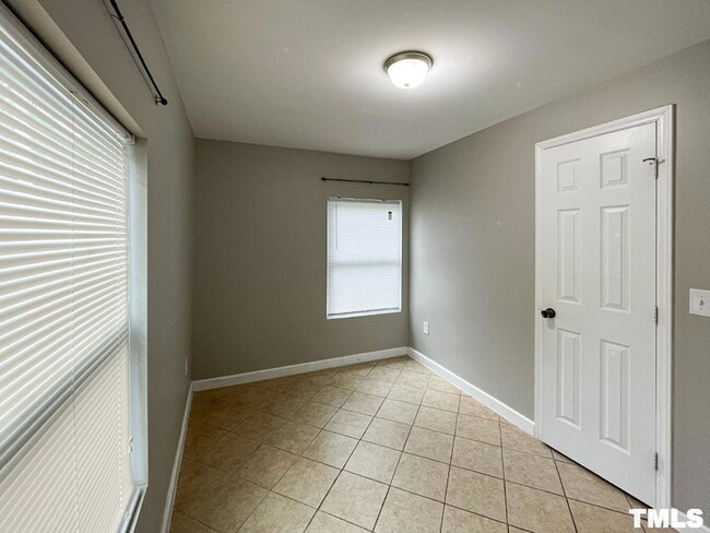 Building Photo - 316 W Chestnut Ave