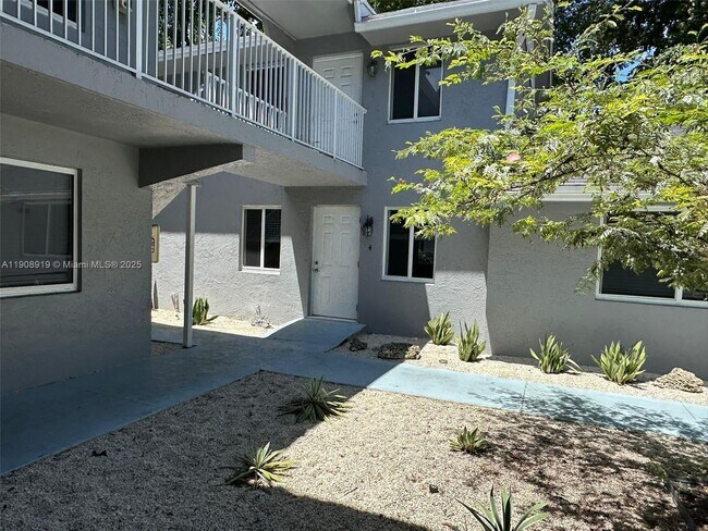 Building Photo - 414 SE 14th St