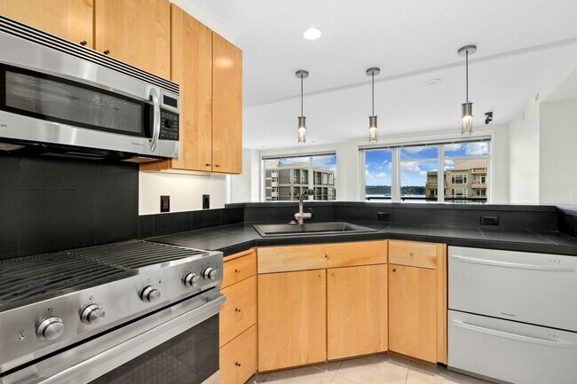 Building Photo - 2bd/1.75ba Seattle Condo