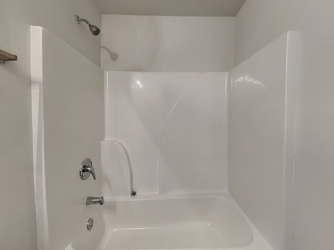 Building Photo - Lovely 3 Bedroom 2.5 Bath Home located in ...
