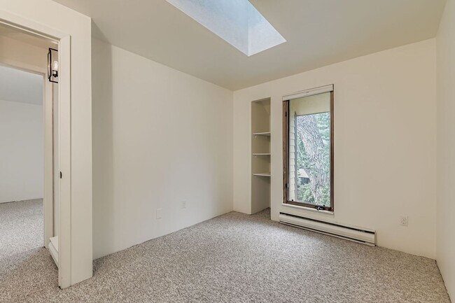 Building Photo - Beautiful 4-Bedroom Home with Mountain Vie...