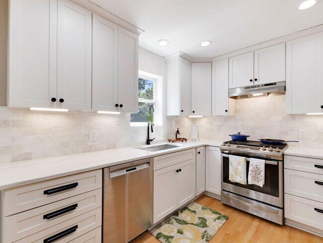 Building Photo - *Short term lease!* Spacious Like-New 2-Story with Office, Fireplace, Sunroom, Gourmet Kitchen & ...