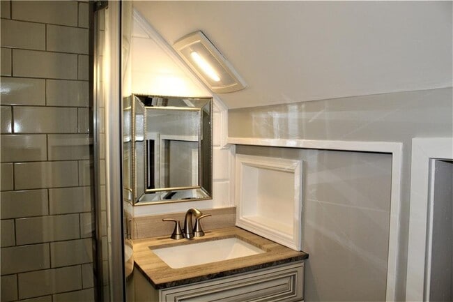 Building Photo - 283 Spring St