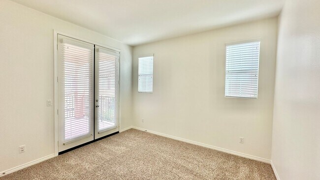 Building Photo - Beautiful, Stand Alone Condo in Resort-lik...