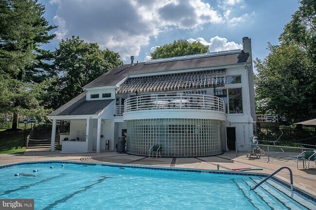 Building Photo - 1650 Oakwood Dr