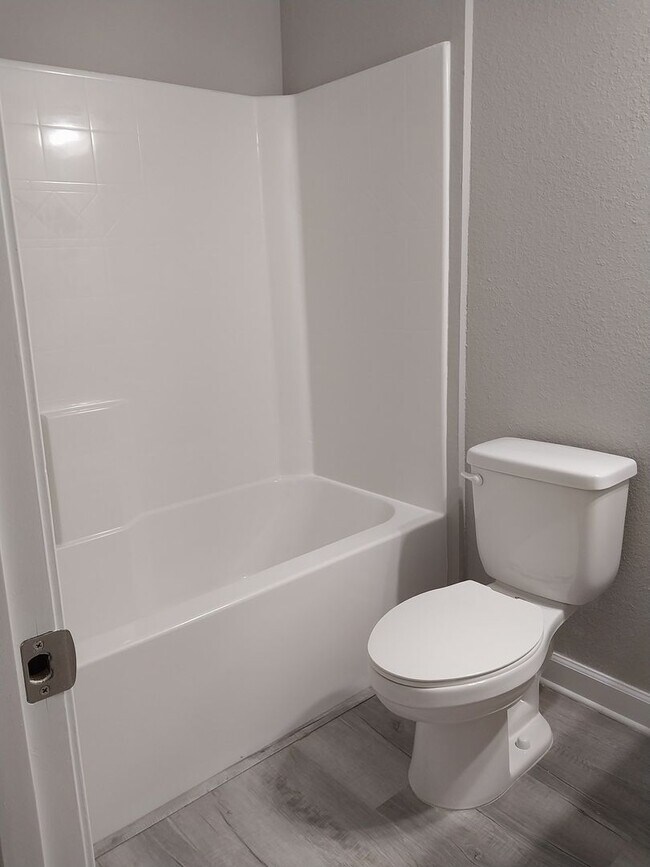 Building Photo - Gorgeous 3 Bedroom 2.5 Bath Townhome