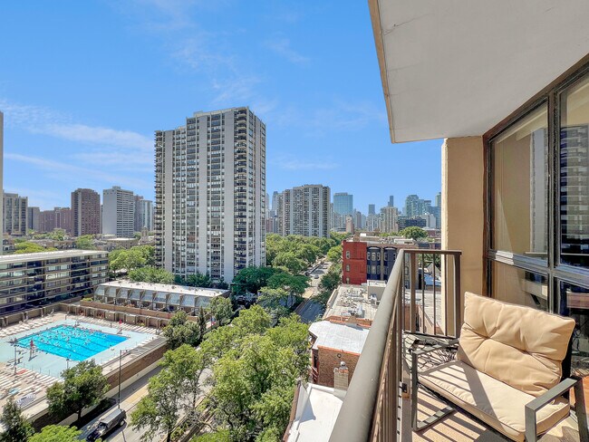 Building Photo - 1540 N La Salle Dr