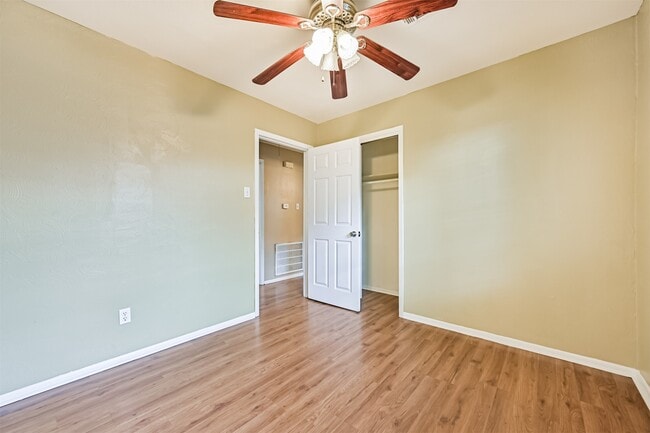 Building Photo - 807 Temple Dr