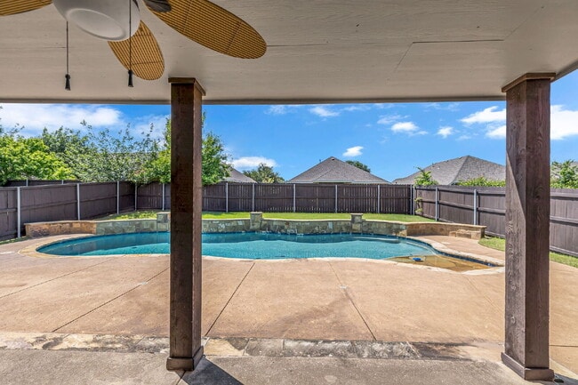 Building Photo - "Luxurious 4-Bedroom, 2.5 Bath Retreat wit...