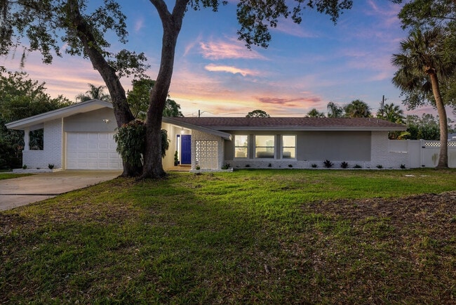 Building Photo - 802 Camelia Dr